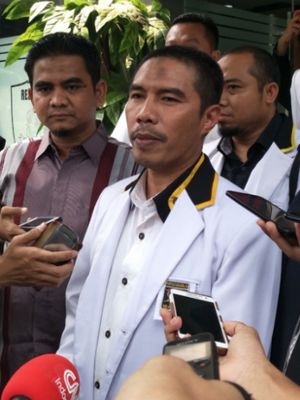 Ketua Dewan Pimpinan Wilayah (DPW) PKS DKI Jakarta Sakhir Purnomo membawa 13 barang bukti saat menjalani pemeriksaan di Mapolda Metro Jaya, Jumat (4/5/2018).