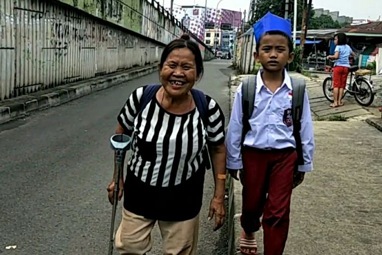 Diana, nenek Karim dan Karim di Jalan Arif Rahman Hakim, Selasa (30/4/2019).