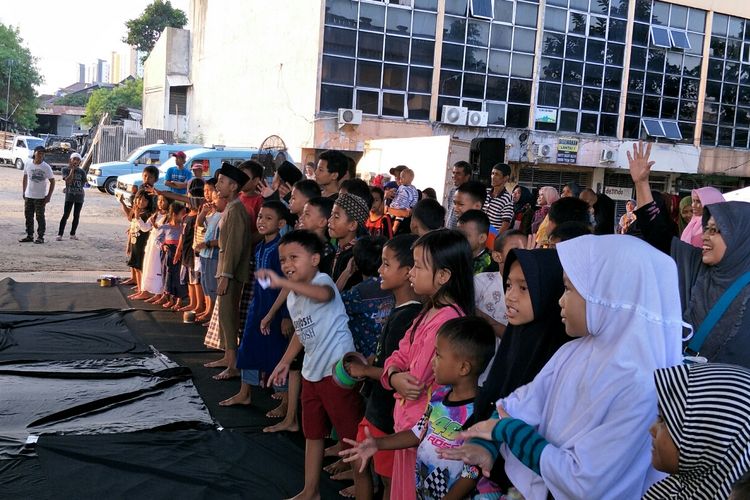 Warga di kawasan flyover Cililitan, Jakarta Timur, Kamis (23/5/2019).