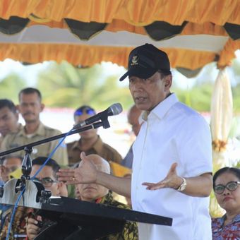 Menteri Koordinator Bidang Politik, Hukum dan Keamanan Wiranto saat menghadiri acara panen raya bersama di Distrik Semangga, Merauke,  Papua, Senin (16/4/2018).