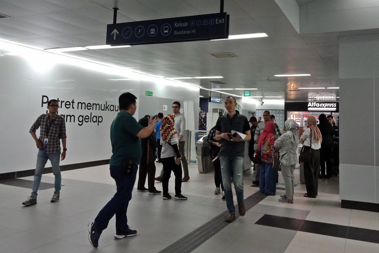 Suasana stasiun MRT Bundaran HI jelang jam makan siang.