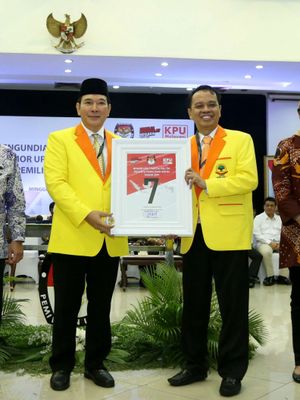 Ketua Dewan Pembina Partai Berkarya Tommy Soeharto (ketiga dari kiri) menunjukkan nomor urut 7 saat Pengambilan Nomor Urut Partai Politik untuk Pemilu 2019 di Gedung Komisi Pemilihan Umum (KPU), Minggu (18/2/2018). Empatbelas partai politik (parpol) nasional dan empat partai politik lokal Aceh lolos verifikasi faktual untuk mengikuti Pemilu 2019.