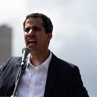 Ketua Dewan Nasional Venezuela yang juga pemimpin oposisi Juan Guaido berpidato kepada pendukungnya setelah mendeklarasikan diri sebagai Penjabat Presiden pada 23 Januari 2019.