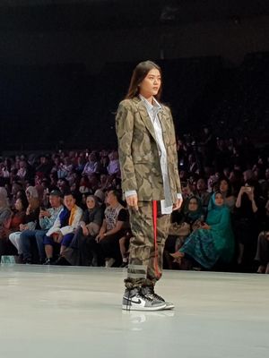 Koleksi Rani Hatta dalam kolaborasi dengan Wardah yang mengusung Sinar dan Pijar pada Indonesia Fashion Week (IFW) 2018, JCC, Jakarta, Sabtu (31/3/2018).