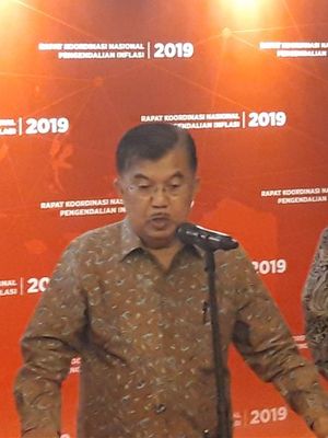 Gubernur Bank Indonesia (BI) Perry Warjiyo, Wakil Presiden Jusuf Kalla, dan Menteri Koordinator Perekonomian Darmin Nasution di Jakarta, Kamis (25/7/2019).