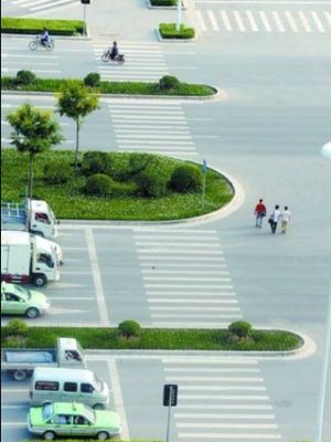 Zebra cross di Jalan Fengzhuang, Nansan Road, Zhengzhou, China