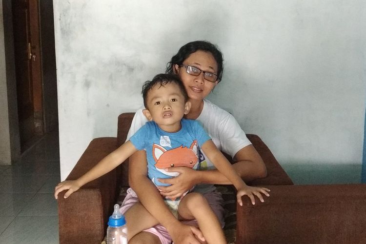 Agatha Febriany (30) bersama anaknya Leon saat ditemui di rumahnya pada Rabu (3/4/2019).
