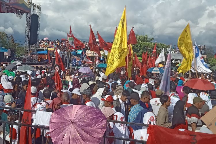 Kampanye tim Jokowi-Maruf Amin dihadiri ribuan pendukungnya di Danau Cimpago Padang, Sumatera Barat, Selasa (9/4/2019)