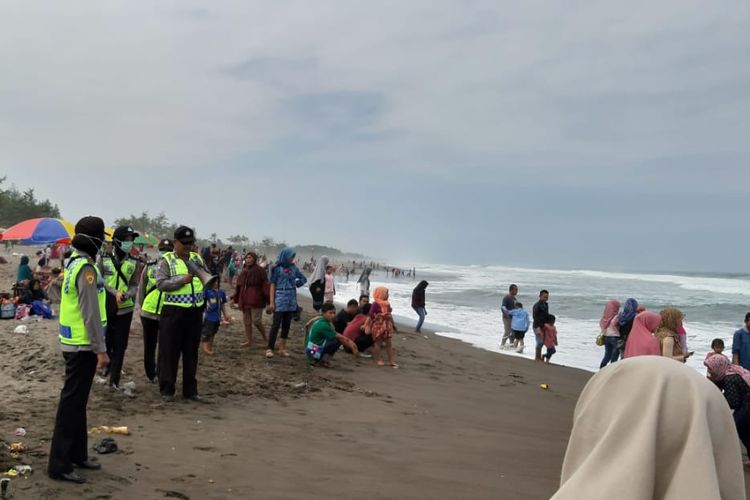 Polisi memberikan imbauan kepada wisatawan di pantai Kebumen, Jawa Tengah, untuk berhati-hati terhadap gelombang tinggi, Selasa (11/6/2019).