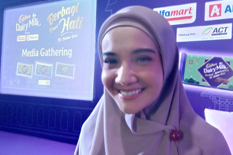 Zaskia Sungkar menghadiri acara buka puasa bertajuk Berbagi dari Hati bersama Cadbury di GOR Soemantri, Kuningan, Jakarta Selatan, Selasa (21/5/2019).