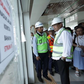 Menteri Perhubungan (Menhub) Budi Karya Sumadi saat meninjau pengoperasian kereta api (KA) Bandara Soekarno Hatta di Stasiun Bandara Soekarno-Hatta, Tangerang, Kamis (23/11/2017). Menhub melakukan uji coba operasi KA Bandara Soekarno-Hatta dengan rute Stasiun Manggarai  Stasiun Soekarno Hatta, rute ini diperkirakan akan mulai beroperasi pada awal bulan Desember 2017 mendatang. 