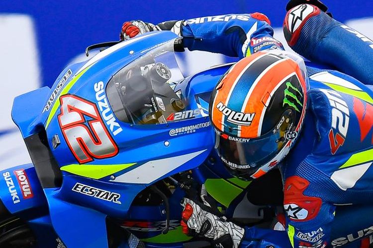 Alex Rins memberikan helmnya pada keluarga marshal yang berduka di Le Mans.