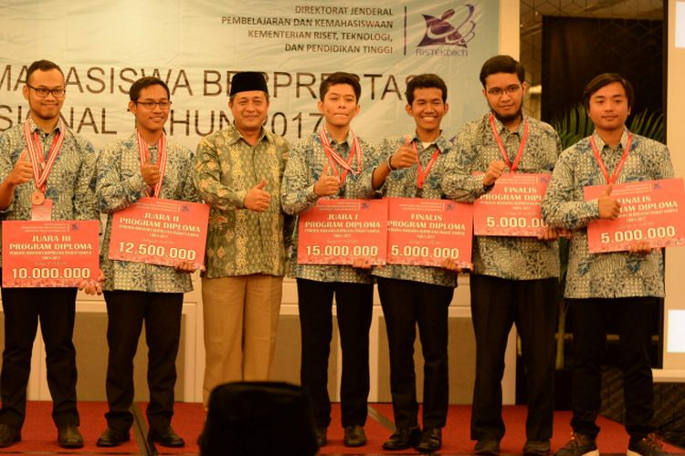 Mahasiswa berprestasi mendapatkan penghargaan dari Kemenristek Dikti.