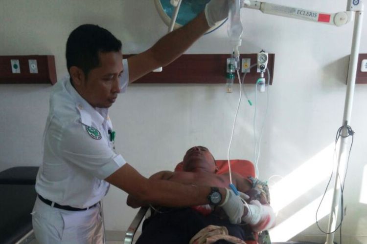Petugas medis merawat luka pemuda berinisial IL (21) terduga pelaku pencurian di Rumah Sakit dr Zubir Mahmud, Idi, Aceh Timur, Minggu (30/7/2017)