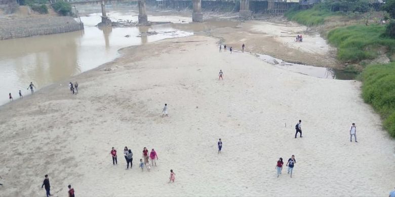 Ratusan warga tampak menyemuti Sungai Landak, di Kecamatan Ngabang, Kabupaten Landak, Kalimantan Barat, Kamis (15/8/2019).