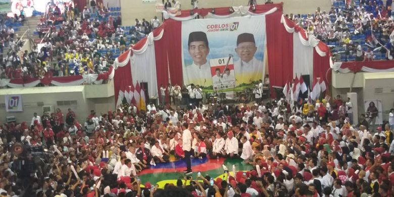 Calon Presiden nomor urut 01 Joko Widodo melakukan kampanye di gedung Palembang Sport Convention Center (PSCC)Palembang, Sumatera Selatan, Selasa (2/4/2019). Dalam kampanye tersebut, Jokowi menjanjikan tol Aceh hingga Lampung akan tersambung pada 2024 mendatang. 