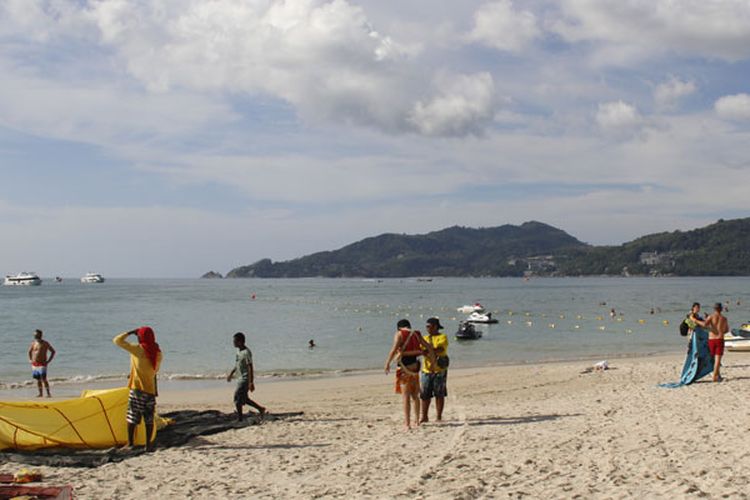 Pantai Patong di Phuket, Thailand, Sabtu (5/12/2015), merupakan destinasi wisata yang selalu diramaikan turis asing untuk berwisata bahari, menikmati sunset, olahraga parasailing, jetski atau berjalan-jalan sepanjang pantai berpasir putih serta menikmati kehidupan malam.