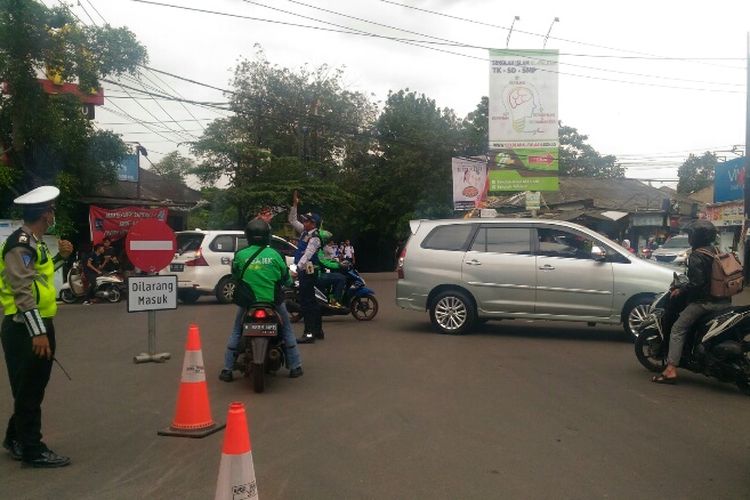 Rekayasa lalu lintas satu arah di Simpang Duren, Ciputat, Tangsel, Senin (26/3/2018).