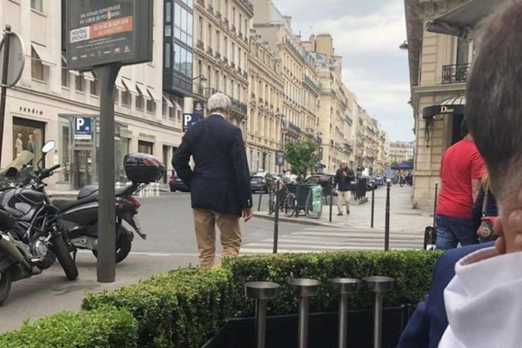 Mantan Menlu AS John Kerry terekam kamera saat meninggalkan tempat dia diduga kuat bertemu dengan para diplomat Iran di Paris, Perancis.