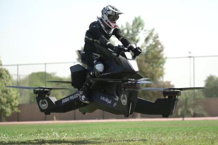 Petugas kepolisian Dubai saat berlatih mengendarai motor terbang atau hoverbike yang rencananya akan mulai digunakan dalam patroli di kota Dubai pada 2020.