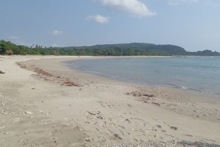 Pantai Bodur menjadi salah satu tempat di Tanjung Lesung yang memiliki pemandangan menarik. Kondisi pantainya masih tergolong bersih.