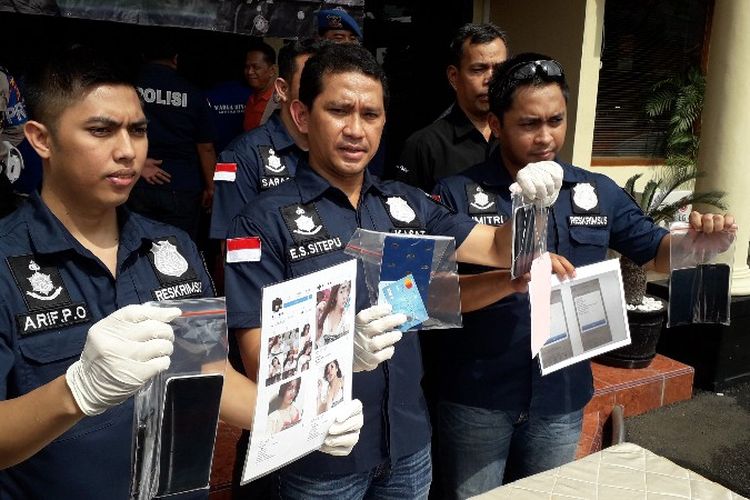 Polisi tangkap tiga pelaku penipuan online yang bermodal foto wanita seksi lewat Instagram pada Kamis (8/2/2018) Polres Metro Jakarta Barat.
