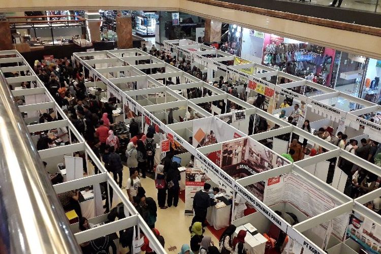 Pencari pekerjaan datang meramaikan gelaran Job Fair Kota Tangerang di Metropolis Mall Town Square pada Kamis (26/7/2018).