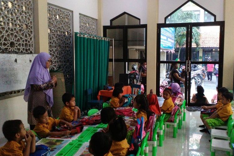 PAUD Tunas Bina yang kini direlokasi sementara di masjid Al-Ikhlas, kantor Kecamatan Tamansari, Jakarta Barat pada Selasa (23/10/2018).