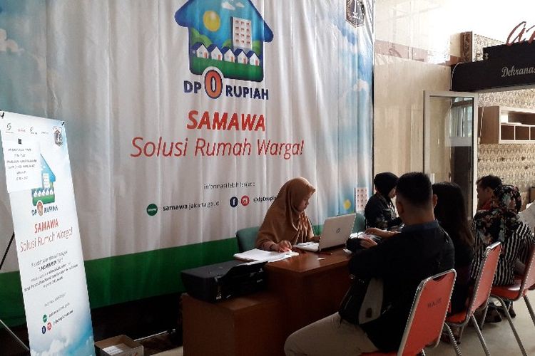 Sejumlah warga mendaftar program rumah DP Rp 0 di lobi gedung B, kantor Wali Kota Jakarta Barat pada Jumat (2/11/2018).