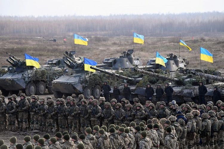Personel militer Ukraina ambil bagian dalam latihan perang di wilayah Zhytomyr pada 21 November 2018. 