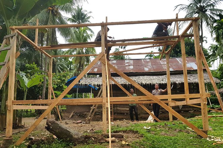 Bripka Deni Saputra, Kanit Binmas Polsek Makmur, Polres Bireuen sedang membangun rumah untuk Usman (65) warga miskin di Desa Pulo Teungoh, Kecamatan Makmur, Bireuen, Jumat (27/10/17).
