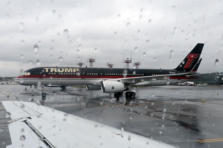Boeing 757 milik Presiden AS Donald Trump berada di bandara LaGuardia, New York.