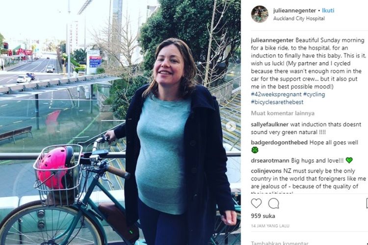 Menteri Perempuan dan Menteri Asosiasi Transportasi Selandia Baru Julie Anne Genter bersepeda menuju rumah sakit untuk melahirkan pada Minggu (19/8/2018). (Instagram/Julie Anner Genter)