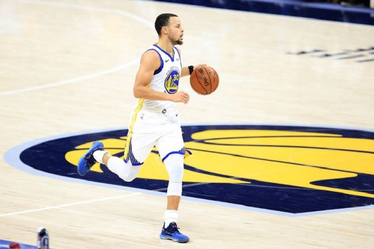 Pebasket Golden State Warriors, Stephen Curry, sedang mendribel bola pada laga melawan Indiana Pacers di Bankers Life Fieldhouse,  Senin (28/1/2019).