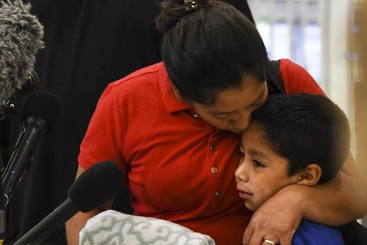 Mejia Mejia (38), perempuan migran asal Guatemala akhirnya dapat bertemu kembali dengan putranya, Darwin (7) yang sempat dipisahkan secara paksa saat keduanya tiba di perbatasan AS.
