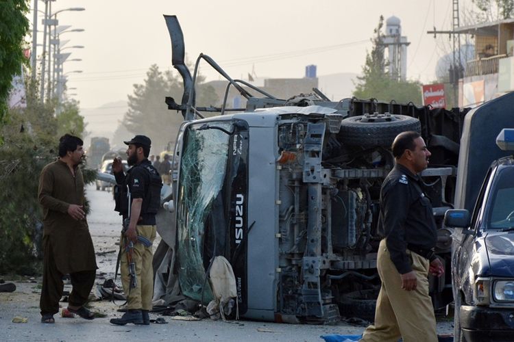 Petugas keamanan Pakistan berjaga di lokasi serangan bom bunuh diri di kota Quetta, Selasa (24/4/2018) yang menewaskan setidaknya enam petugas polisi.