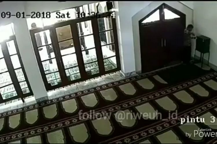 Pencuri terekam kamera CCTV saat mencuri uang dari kotak amal di sebuah masjid di Pancoran, Jakarta Selatan, Kamis (6/9/2018).