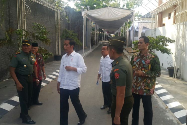 Presiden Jokowi keluar dari rumah kediamannya meninjau lokasi kirab kereta kencana yang direncakan akan membawa mempelai Kahiyang-Bobby dan keluarga, Senin (6/11/2017).