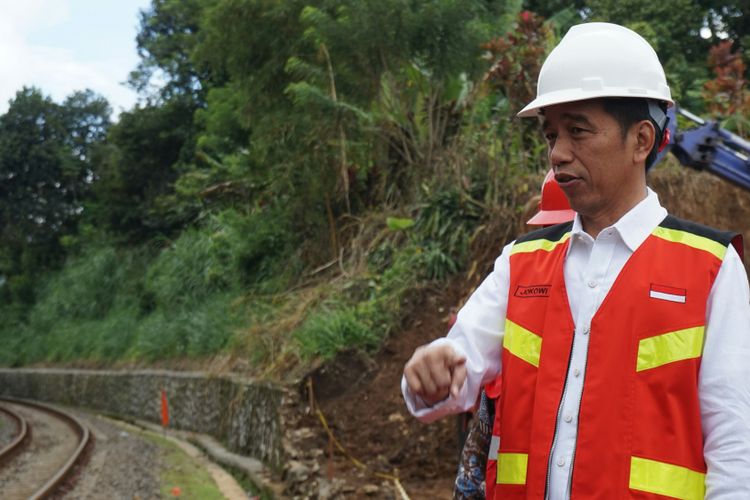 Presiden Joko Widodo bersama saat acara Groundbreaking proyek Pembangunan Jalur Ganda Kereta Api Bogor-Sukabumi di Cicurug, Sukabumi, Jawa Barat, Jumat (15/12/2017).