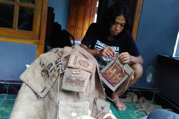 Aneka tas berbahan karung goni bekas buatan Atin Soelistyono warga Jalan Rinjani Kecamatan Pare, Kabupaten Kediri, Jawa Timur.