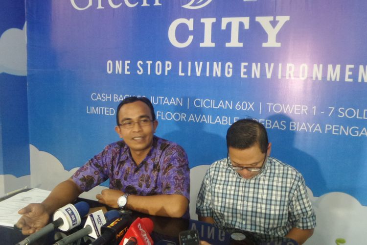 Pengelola Apartemen Green Pramuka saat melakukan konferensi pers terkait pernyataan komika Acho di Mall Green Pramuka, Jakarta Pusat, Rabu (9/8/2017)