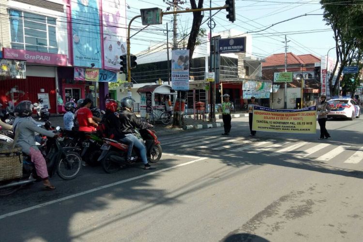 Dalam rangka memperingati Hari Pahlawan, tepat pukul 08.15 WIB, Sat Lantas Polres Grobogan menghentikan para pengendara di sejumlah titik lokasi traffic light untuk mengheningkan cipta.