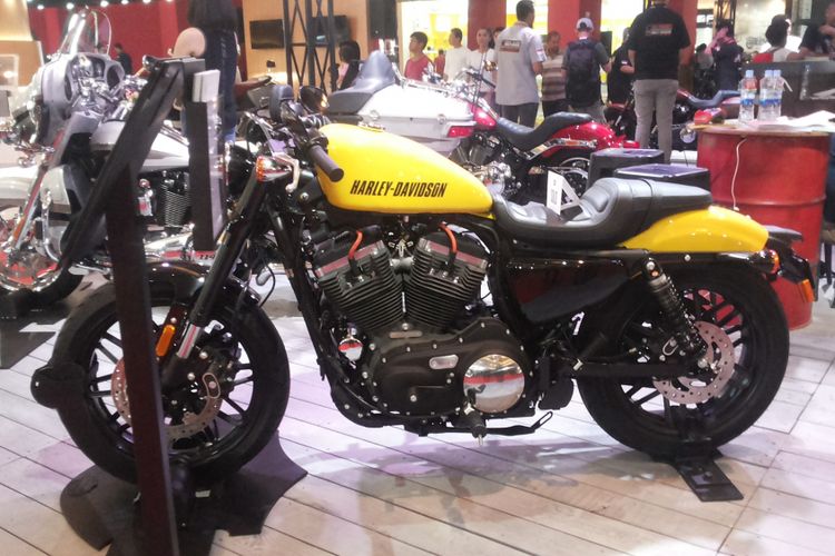 Salah satu varian Harley Davidson yang dipamerkan di stan Harley di pameran Indonesia International Motor Show (IIMS) 2018, di JIExpo Kemayoran, Jakarta, Senin (23/4/2018).