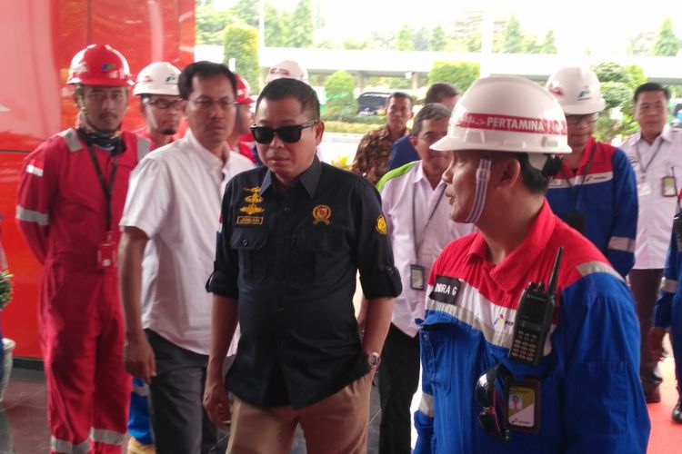 Menteri Energi dan Sumber Daya Mineral (ESDM) Ignasius Jonan meninjau kesiapan pasokan BBM di SPBU rest area Karawang, Sabtu (2/6/2018).