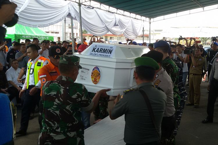 Peti jenazah korban Lion Air JT 610, Karmin (68) tiba di posko Bandara Depati Amir, Pangkal Pinang, Senin (5/11/2018).