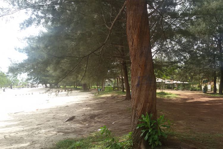 Pantai Tapak Hantu di Desa Batu Belubang, Bangka Tengah, Kepulauan Bangka Belitung, Senin (28/1/2019).