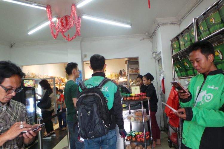 Suasana di outlet pisang goreng madu Bu Nanik, di kawasan Tanjung Duren, Jakarta Barat. 