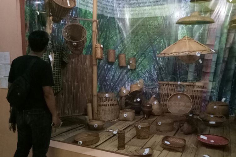 Wisatawan sedang melihat berbagai perkakas rumah tangga dari bahan alam, baik rotan, pandan, akar-akaran, dan yang lainnya di Museum Nasional Sejarah Alam Indonesia (Munasein), Bogor.