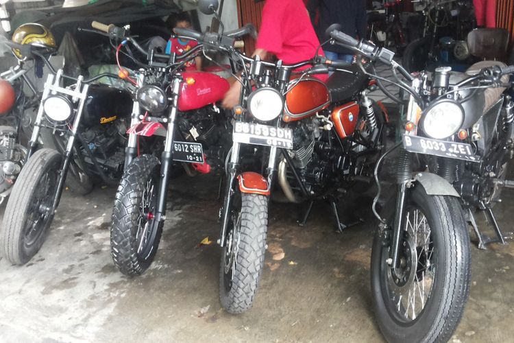 Beberapa sepeda motor modifikasi bergaya scrambler di bengkel Clacustique, Depok, Senin (19/2/2018).
