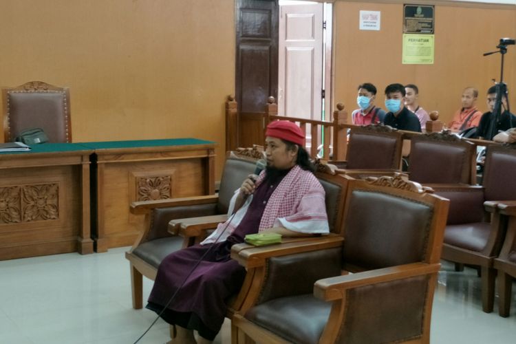 Fauzan Mubarak alias Abu Zatil, saksi yang dihadirkan dalam sidang kasus peledakan bom di Jalan MH Thamrin pada Januari 2016 dengan terdakwa Aman Abdurrahman, saat bersaksi dalam persidangan di Pengadilan Negeri Jakarta Selatan, Jumat (16/3/2018).